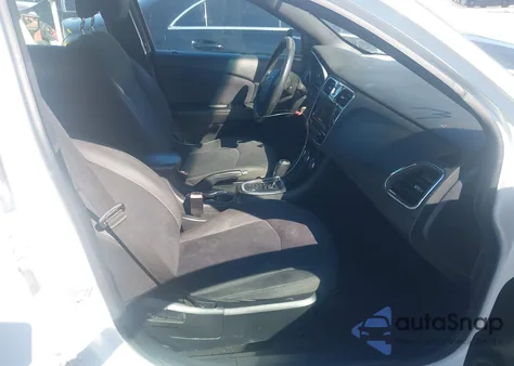 2013 Chrysler 200 Lx z USA, uszkodzony, nr VIN 1C3CCBAB7DN685577